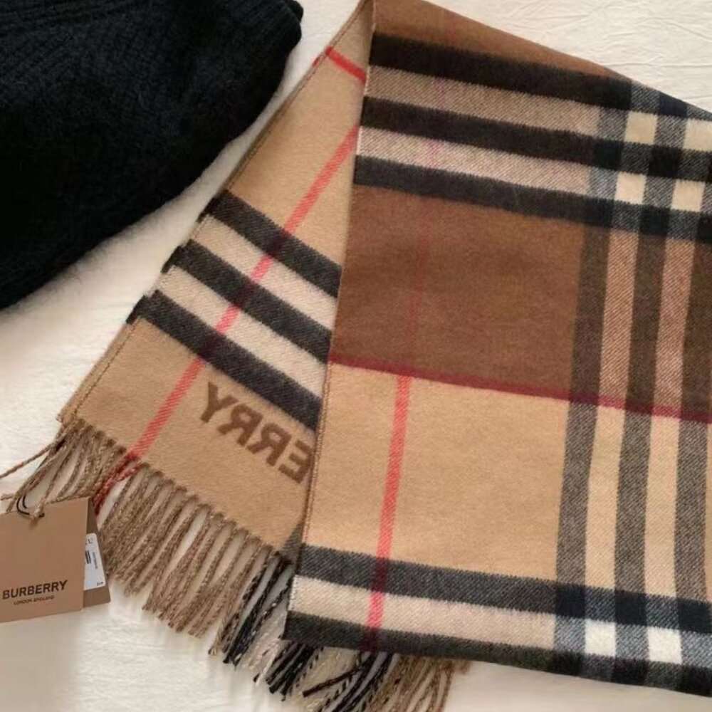 Burberry scarf for both men and women
💕💕😊
